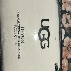 New in packaging. Ugg down alternative comforter.